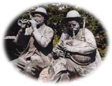 Statue des premiers "Sonerien DU" à PLOZEVET